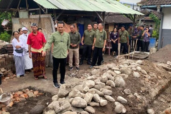 Akselerasi Pengentasan Kemiskinan, Bupati Kembang Letakkan Batu Pertama Bedah Rumah di Dauhwaru