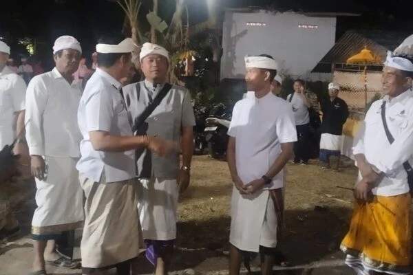 Plt. Camat Melaya Hadiri Upacara Meguru Saksi Pengabenan Kolektif di Desa Adat Warnasari