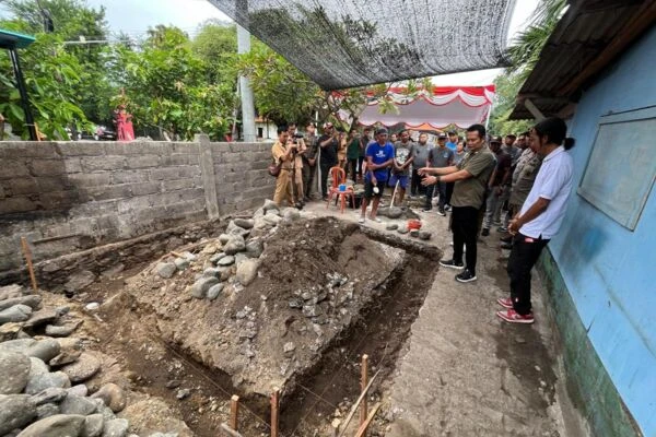 Tak Hanya Bedah Rumah, Bupati Kembang Apresiasi Bumdes Bersama LKD Serahkan Bantuan Bedah Warung