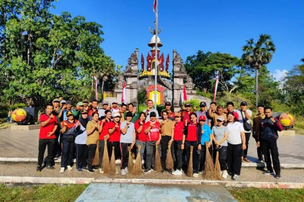 Menyambut hari kemerdekaan, Pegawai Kecamatan Melaya dan Kelurahan Bersihkan Monumen Cekik