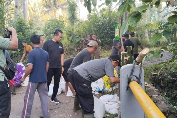 Camat Melaya dampingi Bupati Jembrana cek Jembatan Penghubung yang Rusak.