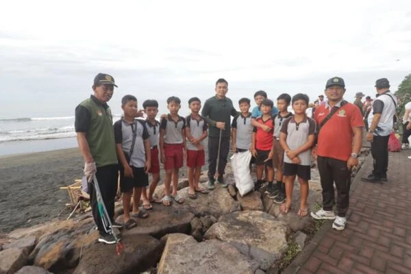 Menjaga Semangat Gotong Royong Warga: Pemkab Jembrana Gelar Aksi Bersih Pantai Serentak Secara Rutin