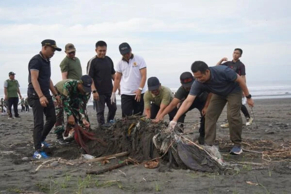 Lawan Sampah Plastik, Jembrana Gagas Satgas Bersih Pantai Berbasis Kolaborasi Masyarakat