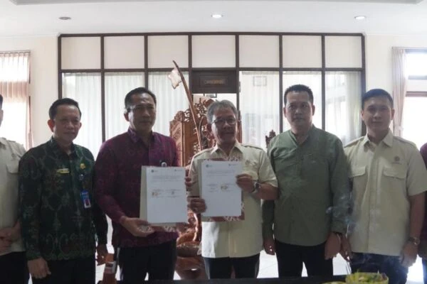 Sukseskan PSN Pelabuhan Perikanan Pengambengan, Bupati Kembang Teken Kerjasama Pembangunan SPAM