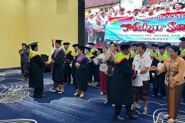 Wisuda Lansia Pertama di Jembrana