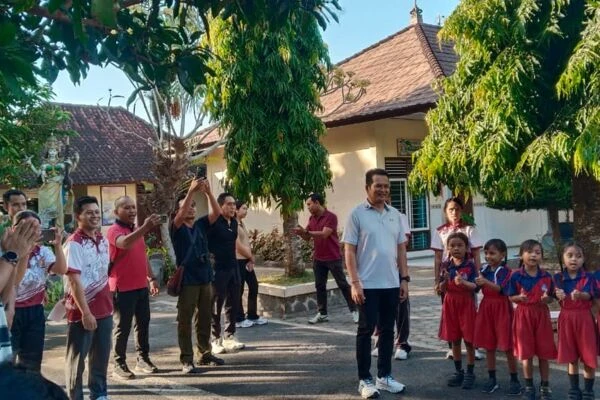 Dampingi Bupati dan Wakil Bupati, Plt. Camat Melaya Kawal Penyerahan Bantuan Seragam Sekolah